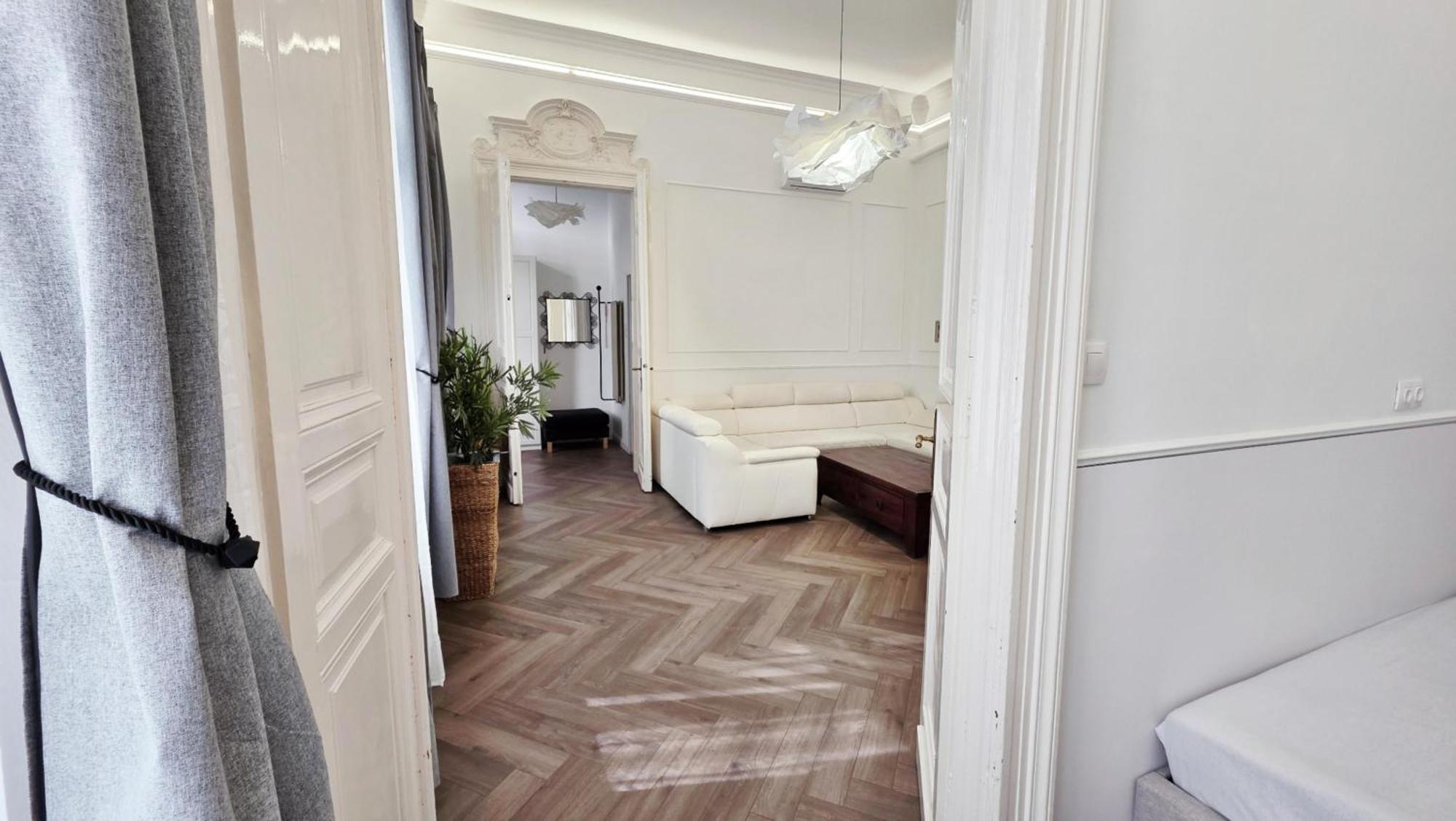 Heart Of The City, Entire Very Big Apartment — Photos 3